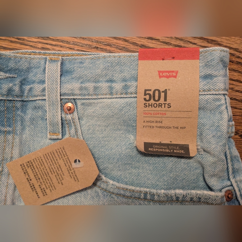NWT Levi's Women's Light Blue 501 Denim Shorts - Picture 2 of 7